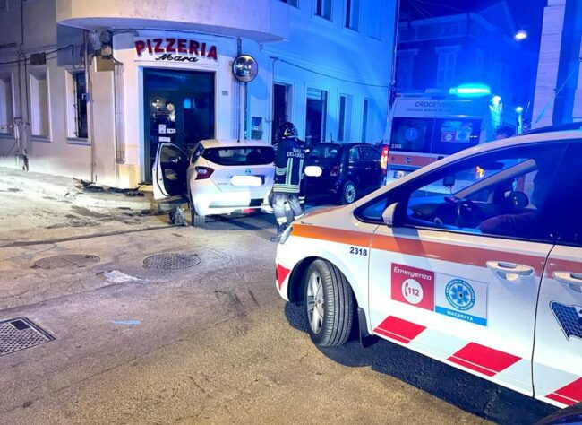 incidente-auto-pizzeria-civitanova-2-650x474