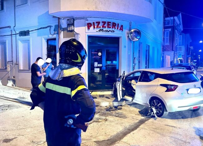 incidente-auto-pizzeria-civitanova-4-650x468