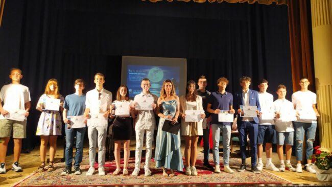 Gli-studenti-premiati-con-la-dirigente-Ciampechini