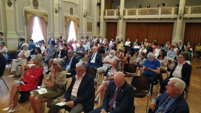 Il-folto-pubblico-al-teatro-Filarmonica