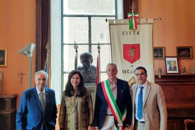 S.E.-lAmbasciatore-della-Palestina-Abeer-Odeh-con-la-sua-delegazione-e-il-Sindaco-Antonio-Bravi-