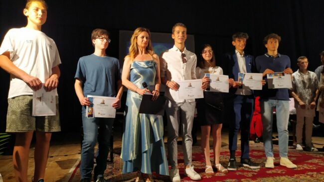 Studenti-meritevoli-premiati-1-650x366