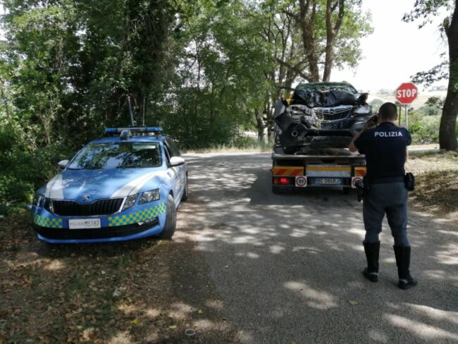 incidente-auto-contro-pianta2_censored-650x488