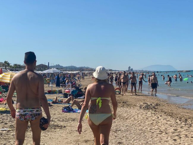 mare-spiaggia-estate-civitanova-1-650x488