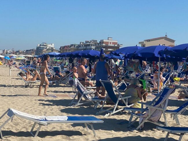 mare-spiaggia-estate-civitanova-2-650x488