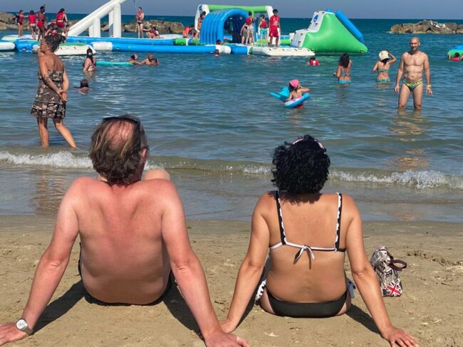 mare-spiaggia-estate-civitanova-3-650x488