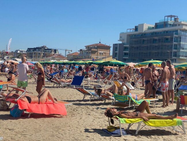 mare-spiaggia-estate-civitanova-5-650x488