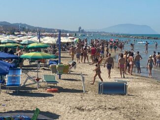 mare-spiaggia-estate-civitanova-6-325x244