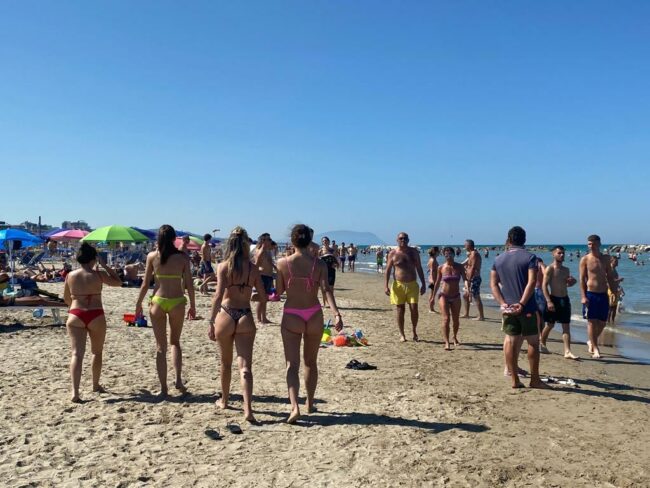 mare-spiaggia-estate-civitanova-8-650x488