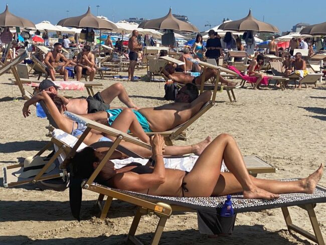 mare-spiaggia-estate-civitanova-9-650x488