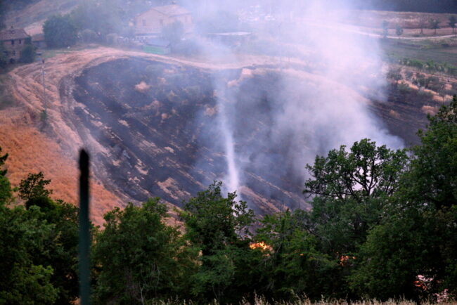 mietitrebbia-fuoco-colmurano-8-650x434