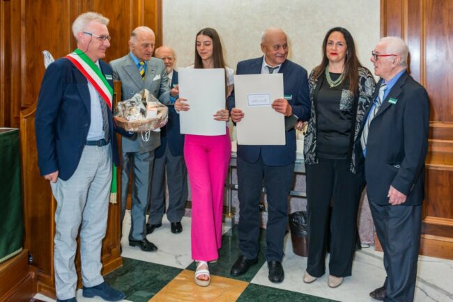 02_Il-professore-Galliano-Crinella-premiato-dal-Cesma-650x434