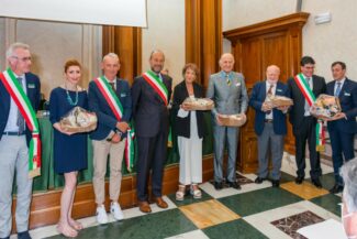 03_La-delegazione-di-Sindaci-e-al-centro-la-direttrice-del-Cesma-Pina-Gentili-325x217