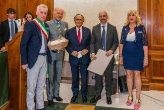 04_Il-Rettore-Claudio-Pettinari-premiato-dal-Prefetto-di-Fermo-325x217