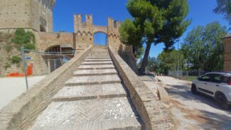 Castello-di-Montefiore-1-325x183
