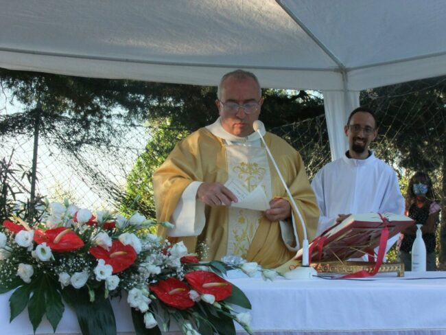 DSF-12-DON-SERGIO-MENTRE-LEGGE-LA-PERGAMENA-DEI-SUOI-PARROCCHIANI-RELATIVA-ALLA-PREGHIERA-DI-SANTA-TERESINA-DI-GESU-BAMBINO-650x488