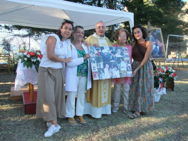 DSF-14-DON-SERGIO-FRATICELLI-CON-LE-DUE-SORELLE-ORIETTA-ELVIA-E-LE-DUE-NIPOTI-650x488