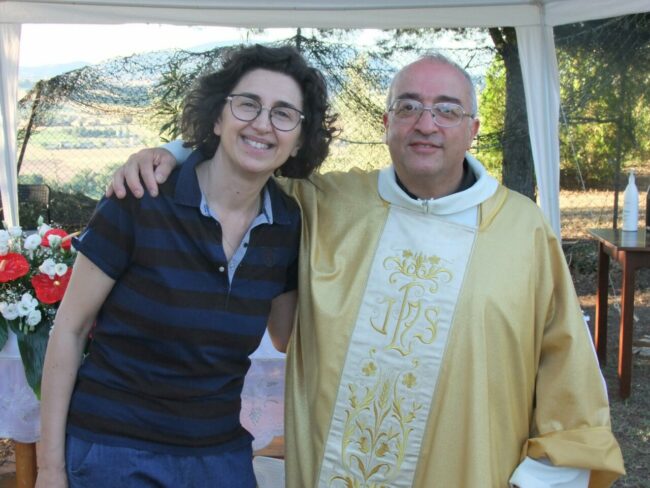 DSF-20-DON-SERGIO-CON-LA-DIRETTRICE-DEL-CORO-PARROCCHIALE-MANDOLINI-650x488