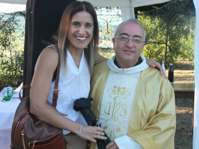 DSF-21-DON-SERGIO-CON-LAURA-CINGOLANI-PRIMO-VIOLINO-DEL-CORO-PARROCCHIALE-650x488