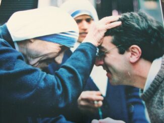DSF-3-DON-SERGIO-con-MADRE-TERESA-DI-CALCUTTA--325x244