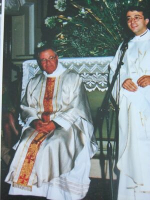 DSF-4-DON-SERGIO-con-DON-GIOVANNI-LATINI-IL-GIORNO-DELLA-CELEBRAZIONE-DELLA-SUA-PRIMA-MESSA-ALLA-PARROCCHIA-DI-SAN-FRANCESCO-300x400