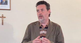 Paolo-Francesco-Giubileo-sindaco-di-Urbisaglia-alla-conferenza-e1730967509224-325x174