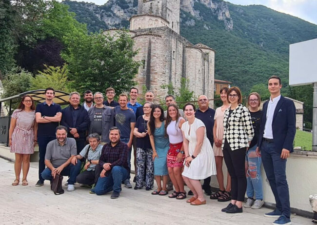 Sindaco-Marco-Filliponi-Sara-Bonacucina-Maurizio-Tosoroni-con-gli-studenti-americani-e-i-professori-UNICAM-