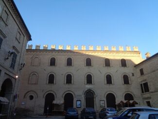 800px-Palazzo_Lazzarini_-_Morrovalle_1-325x244