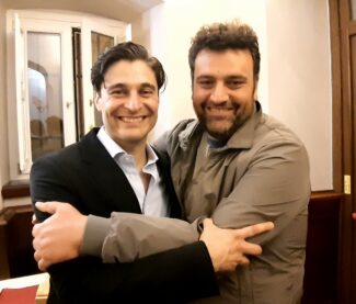 Lino-Guanciale-premiato-al-Ginesio-Fest-e-il-direttore-artistico-del-Ginesio-fest-Leonardo-Lidi