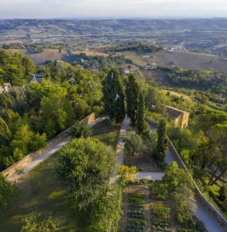 Orto-sul-Colle-dellInfinito-Recanati-MC-Foto-Dario-Fusaro-2019-C-FAI-Fondo-Ambiente-Italiano-1-325x333
