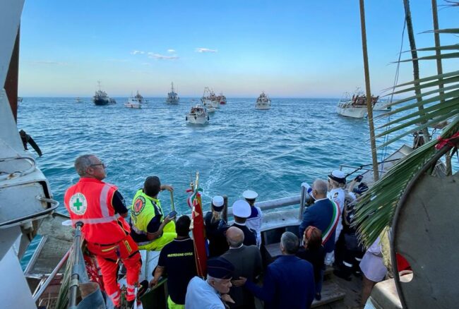 Processione-in-mare-San-Marone-Civitanova-1-650x438