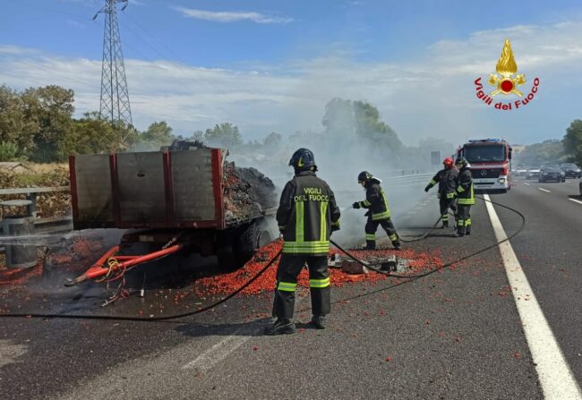 camion-fiamme-a14-650x447