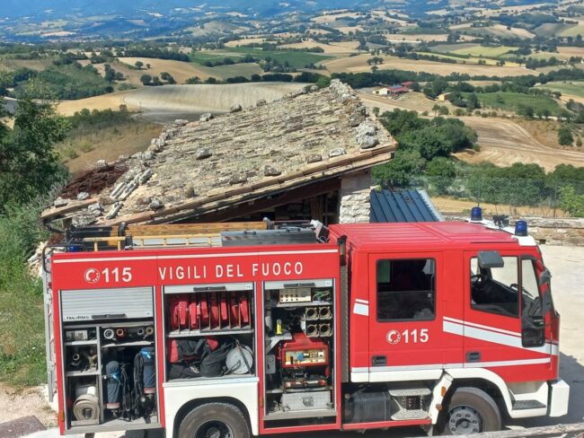 incendio-abitazione-castelraimondo-2-650x488