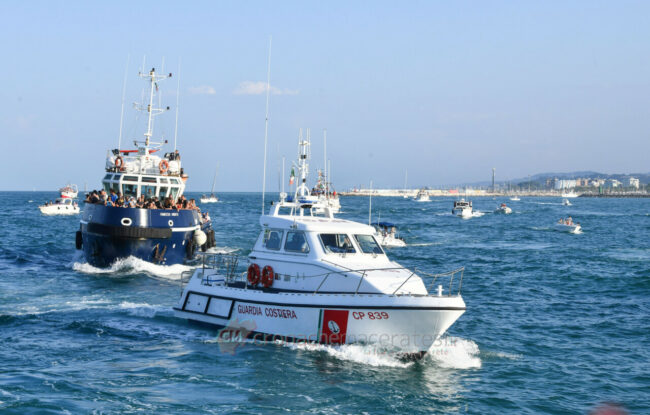 messa-e-processione-in-mare-di-san-marone-civitanova-FDM-12-650x415