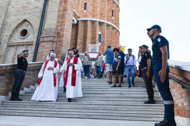 messa-e-processione-in-mare-di-san-marone-civitanova-FDM-3-650x433