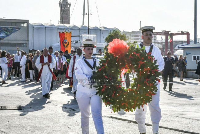 messa-e-processione-in-mare-di-san-marone-civitanova-FDM-5-650x437