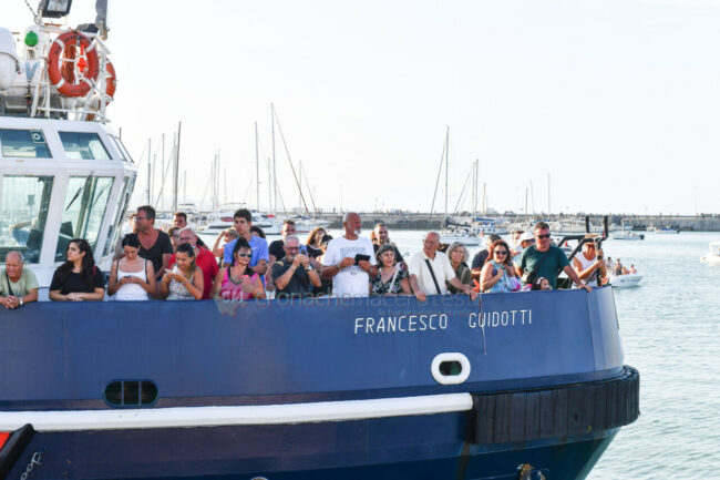 messa-e-processione-in-mare-di-san-marone-civitanova-FDM-6-650x433