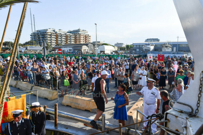 messa-e-processione-in-mare-di-san-marone-civitanova-FDM-7-650x433