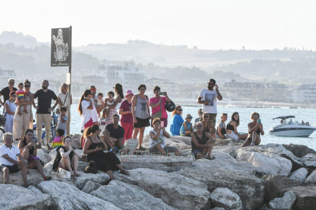 messa-e-processione-in-mare-di-san-marone-civitanova-FDM-9-650x433
