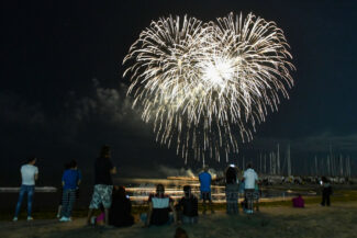 notte-di-ferragosto-fuochi-dartificio-spiaggia-lungomare-centro-civitanova-FDM-4-325x217