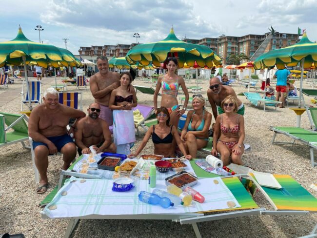 pranzo-spiaggia-1-650x488