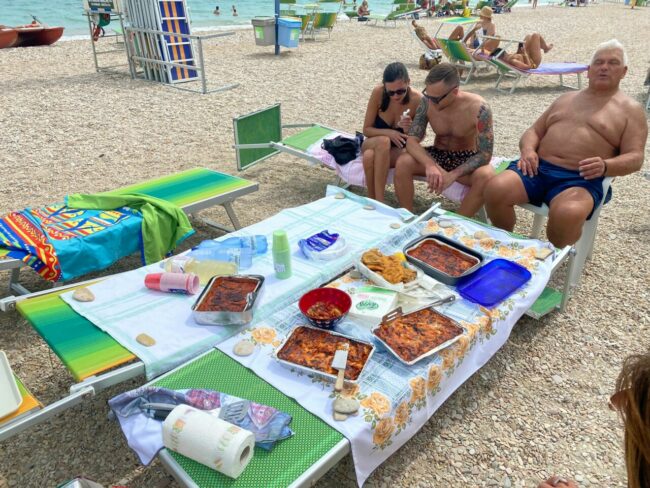 pranzo-spiaggia-2-650x488