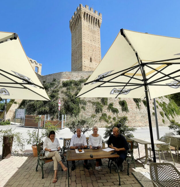 Moira-Scalzini-Sindaco-Antonio-Bravi-Ass-Rita-Soccio-Paolo-Bragaglia-con-alle-spalle-il-Castello-di-Montefiore