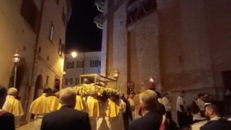 La-fiaccolata-che-riporta-lurna-in-monastero1-325x183