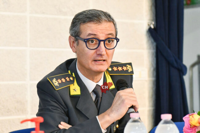 giornata-lotta-alla-contraffazione-gdf-falco-studenti-liceo-da-vinci-civitanova-FDM-5-650x433
