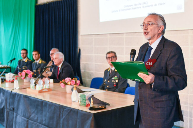 giornata-lotta-alla-contraffazione-studenti-liceo-da-vinci-preside-giacchetta-civitanova-FDM-1-650x433
