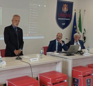 il-prof.-Serianni-ad-Unicam-nel-2021-325x300