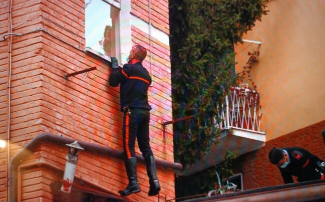 vigili-fuoco-barricata-casa-via-foscolo