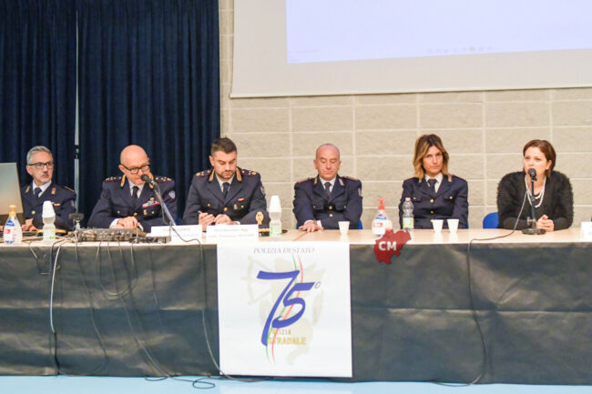 75esimo-polizia-stradale-licei-da-vinci-civitanova-FDM-1-650x433