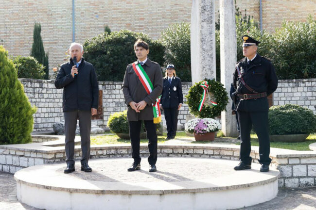 Celebrazioni-Unita-dItalia-Vice-Presidente-Regione-Filippo-Saltamartini-Sindaco-Mariano-Calamita-Comandante-Carabinieri-Maresciallo-Maggiore-Cesare-Proietti-1-650x433